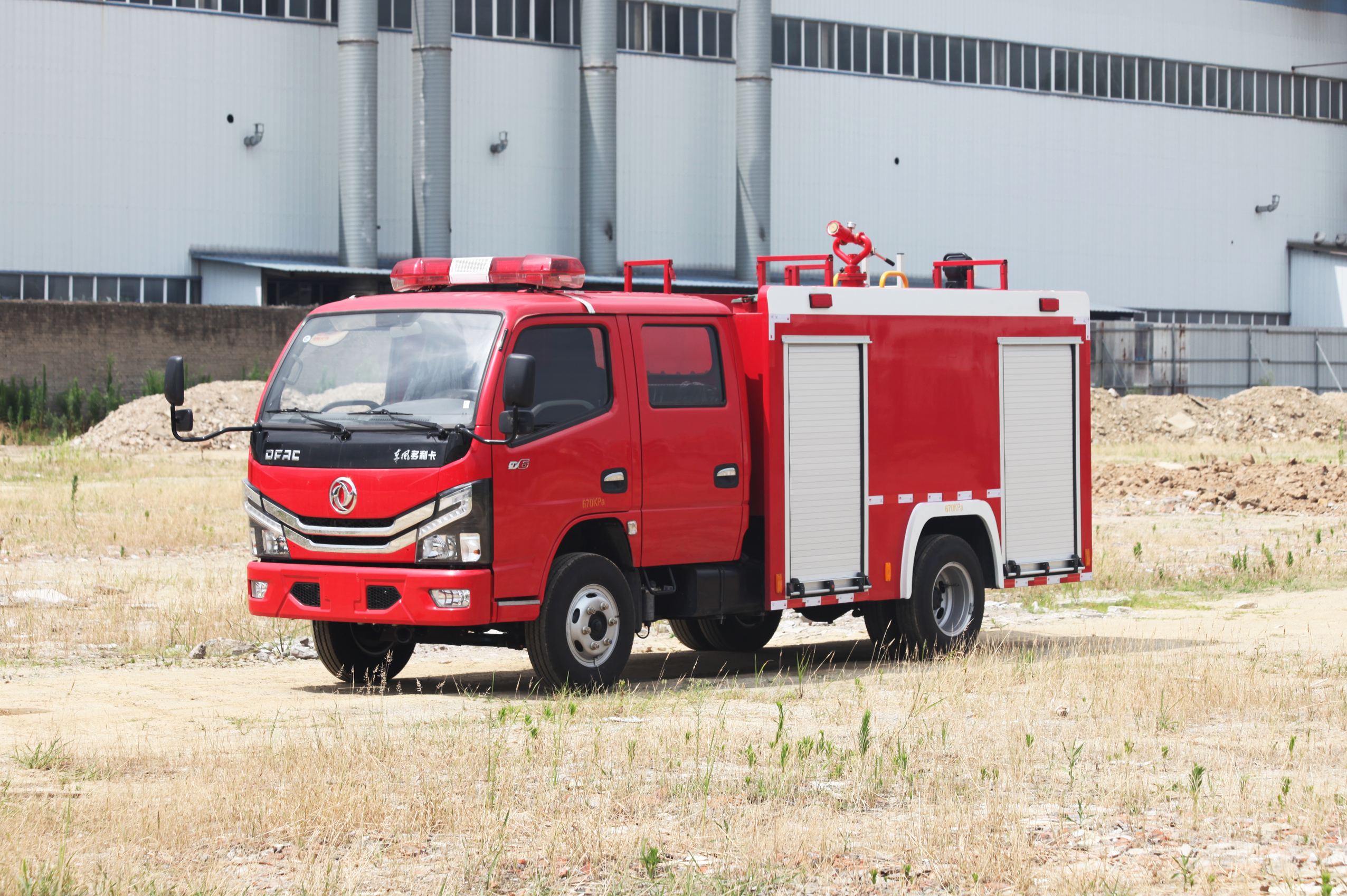 東風4噸水罐雙排消防車