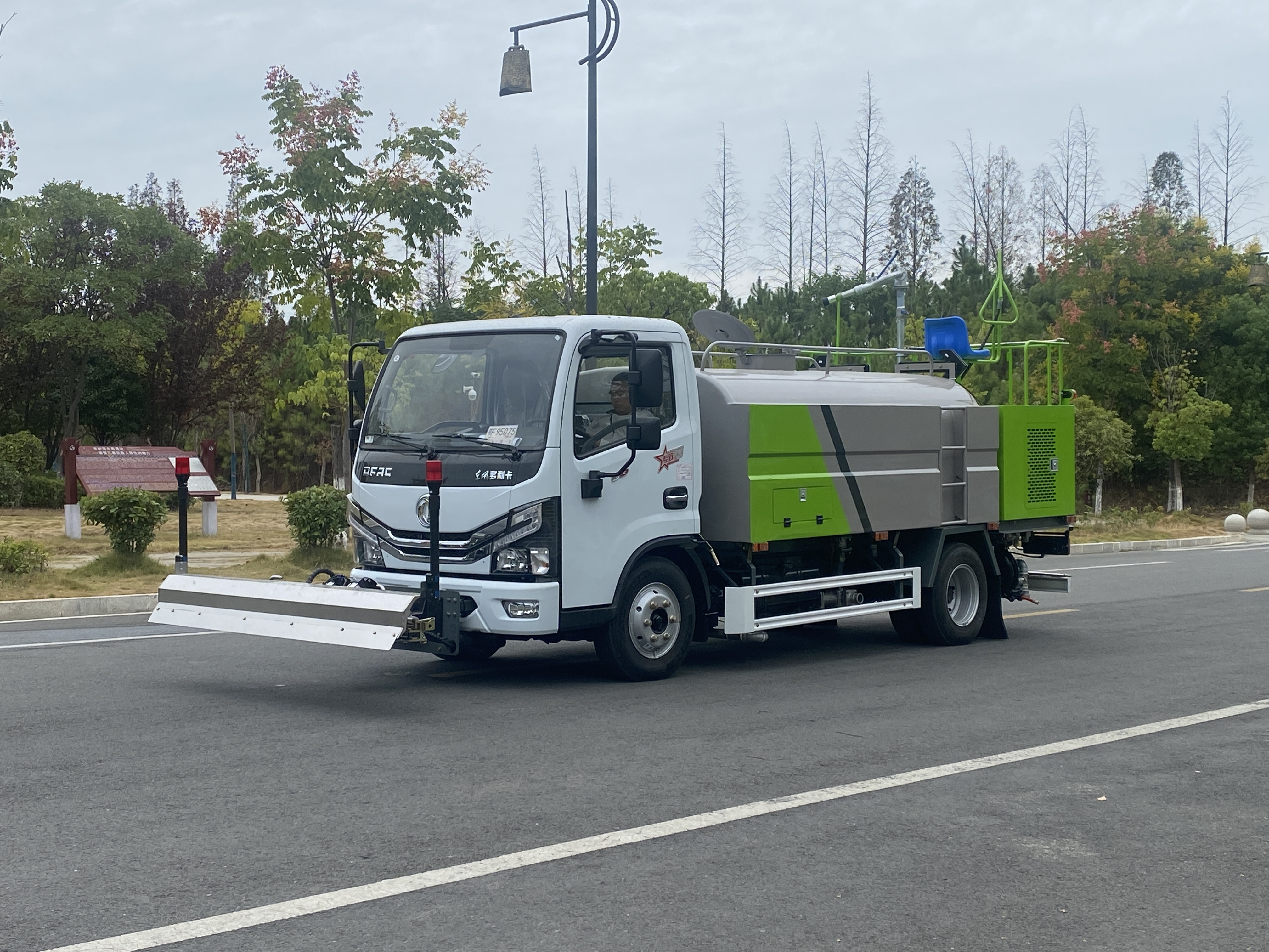 國(guó)六東風(fēng)多利卡D6路面清洗車